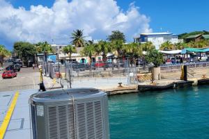 una vista de un cuerpo de agua junto a un muelle en Casa LOLO on hills of Culebra, en Culebra 14 fotos más