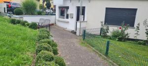 une passerelle devant une maison avec une clôture dans l'établissement Mobiliertes Appartement, à Bad Homburg vor der Höhe