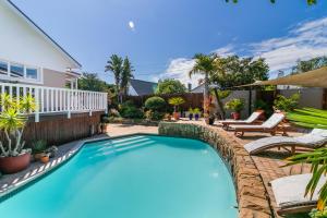 Bazén v ubytování African Breeze Guesthouse nebo v jeho okolí