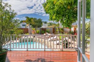 Bazén v ubytování African Breeze Guesthouse nebo v jeho okolí