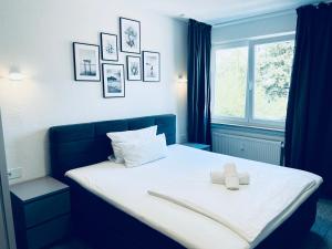 ein Schlafzimmer mit einem Bett mit zwei Handtüchern darauf in der Unterkunft Lipp Apartments in Köln