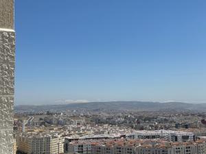 vista de uma cidade a partir do topo de um edifício em Luxurious apartment em Tânger