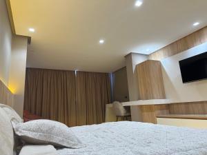 um quarto com uma cama e uma televisão de ecrã plano em Luxurious apartment em Tânger