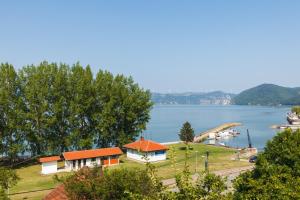 een uitzicht op een waterlichaam met huizen bij Apartmani PORTO in Golubac