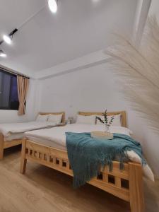 1 dormitorio con 2 camas y mesa en 念念Nian Nian Taomi Inn, en Puli