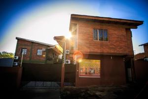 a brick building with the sun shining on it at Lo de Carmen Apart in Puerto Iguazú