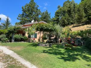 ein Haus auf einem Hügel mit einem Hof in der Unterkunft Villa Franca in Castelluccio Inferiore