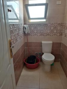 uma pequena casa de banho com um WC e uma janela em استوديو عائلات فقط الساحل الشمالي ريتال فيو em Al Ḩammām