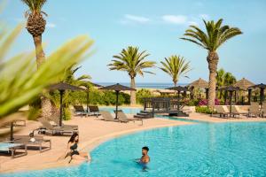 un grupo de personas en la piscina de un complejo en ROBINSON AGADIR - All Inclusive en Agadir
