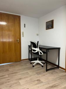 una oficina con silla, escritorio y puerta en Gemütliche Wohnung im Herzen vom Dorf en Mudersbach