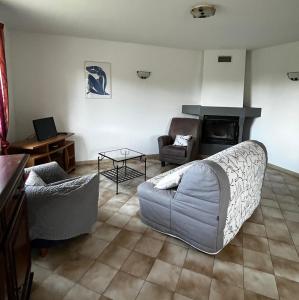 - un salon avec un canapé et une table dans l'établissement Villa la Montée, à Mirabel-aux-Baronnies