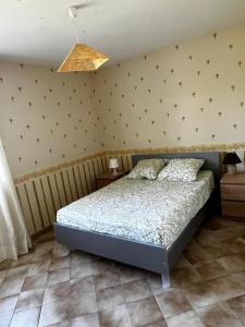 un dormitorio con una cama en una habitación en Villa la Montée, en Mirabel-aux-Baronnies