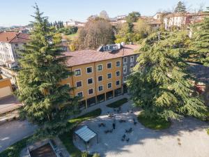 einen Blick über ein Gebäude mit Bäumen vor dem Gebäude in der Unterkunft Hotel San Pancrazio in Trescore Balneario