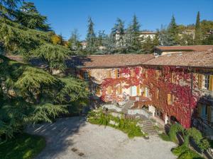 an aerial view of a building with a yard at Hotel San Pancrazio in Trescore Balneario