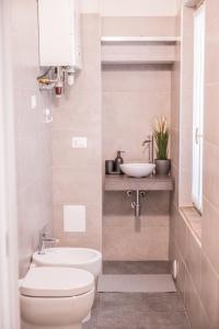 bagno con servizi igienici e lavandino di BDC_7 Apartment a Parma