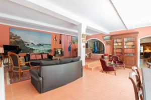 ein Wohnzimmer mit einem Sofa und einem Tisch in der Unterkunft Maison Avec Piscine, Tennis, Sauna in Marsillargues