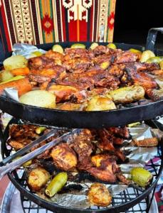duas partes de carne e produtos hortícolas numa grelha em Amir Rum luxury tents em Wadi Rum
