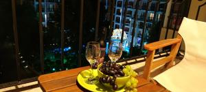 una mesa con dos copas de vino y un bol de fruta en Royal Sun Holiday Apartments, en Sunny Beach