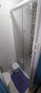 y baño con aseo y ducha acristalada. en residencia bem viver, en Arraial do Cabo