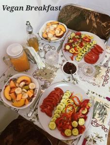 een tafel met drie borden eten erop bij DD Villa 3 in Berat