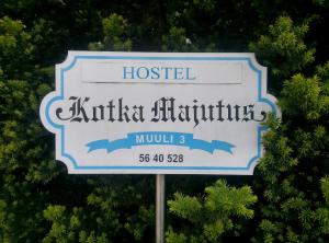 un cartello per un ospedale con dei delfini sopra di Kotka Housing-FreeParking a Pärnu