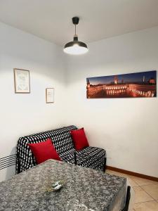 ボローニャにあるMaison Paradiso - Santa Viola Apartmentのリビングルーム(ソファ、テーブル付)