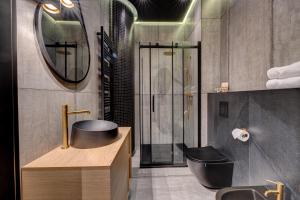 ein Bad mit einer Badewanne, einem Waschbecken und einer Dusche in der Unterkunft Apartament Hanza Tower Constelia in Stettin