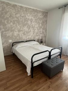 1 dormitorio con cama y pared en B&B Treviso, en Treviso