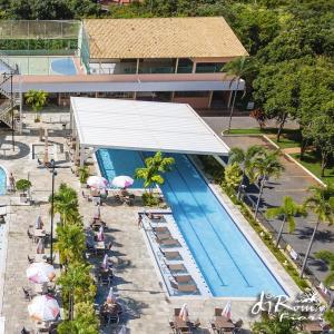 an overhead view of a swimming pool at a resort at Caldas Novas - Diroma Fiori - Incluso Parque 24 Horas - Com roupas de cama Incluso in Caldas Novas