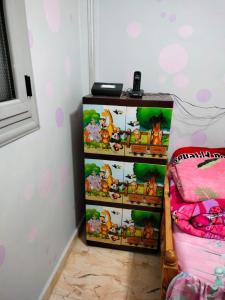 Schlafzimmer mit Bücherregal und Bett in der Unterkunft house for girls in Alexandria