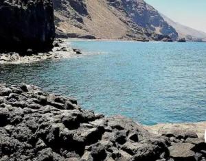 una vista de un cuerpo de agua con una montaña en Vivienda El Remo-Vv-3, en Los Llanos de Aridane