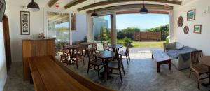 - un salon avec une table et des chaises dans l'établissement Pousada Casa Albatross, à Penha