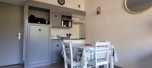 Una cocina con una mesa y sillas en una habitación. en Vue exceptionnelle T2 Saint Lary soulan, 4 personnes, en Saint-Lary-Soulan