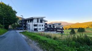 ドノヴァリにあるApartmanica Triangel 222の道路脇の大白い家