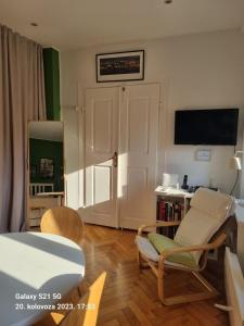 een kamer met een bed en stoelen en een televisie bij Welcome Senj TWIN BED ! in Senj