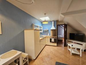 um quarto com uma cozinha e uma sala de estar em Krakowska 1 em Pobierowo