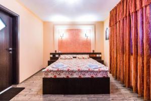 a bedroom with a bed in a room at Tampa Holiday Vila in Braşov