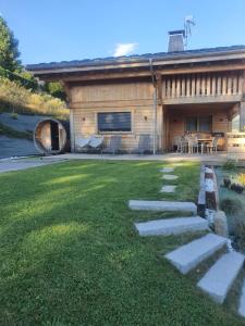 ein Haus mit einem steinernen Gehweg vor einem Hof in der Unterkunft Chalet le Feston in Praz-sur-Arly