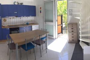 Η κουζίνα ή μικρή κουζίνα στο Casa Milo al Mare +23 φωτογραφίες