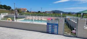 Bazén v ubytovaní Apartamentos Turísticos el Pontón alebo v jeho blízkosti