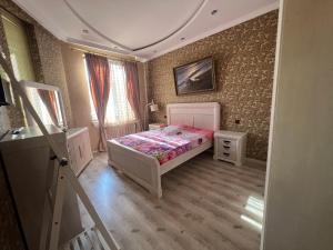 ein kleines Schlafzimmer mit einem Bett und einem Fenster in der Unterkunft Ivertubani House in Tbilisi City
