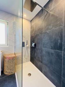 W łazience znajduje się prysznic ze szklanymi drzwiami. w obiekcie Architect's House - Olympic Games Paris 2024 w mieście Bazoches-sur-Guyonne