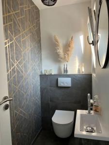 y baño con aseo, lavabo y espejo. en Architect's House - Olympic Games Paris 2024, en Bazoches-sur-Guyonne