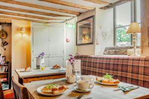 een eetkamer met een tafel met twee borden eten bij Tiger Inn - Elizabeth in Eastbourne