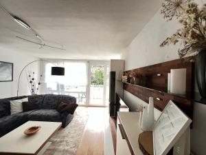 Steinach Apartment في Neuffen: غرفة معيشة مع أريكة وطاولة