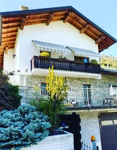 una casa con balcone sopra di La Sarrolein CIR 0009 ad Aosta