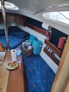 uma pequena cama na parte de trás de um barco em VRS - 21FT BOATEL AFURADA em Vila Nova de Gaia