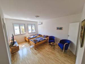 - un salon avec un lit, une table et des chaises dans l'établissement Apartment Ventura, à Mostar