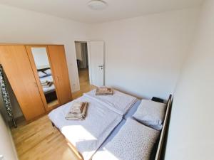 - une chambre avec un lit et 2 serviettes dans l'établissement Apartment Ventura, à Mostar