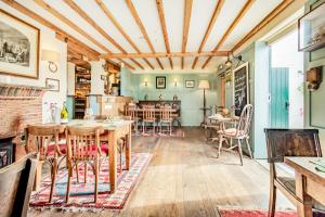 ein Wohnzimmer mit einem Tisch und Stühlen in der Unterkunft Tiger Inn - Elizabeth in Eastbourne